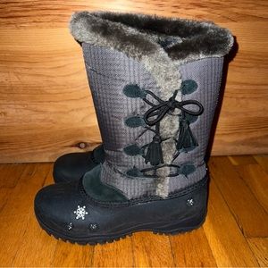 Baffin Cadee Junior Snowflake Design boots 6. Excellent new condition